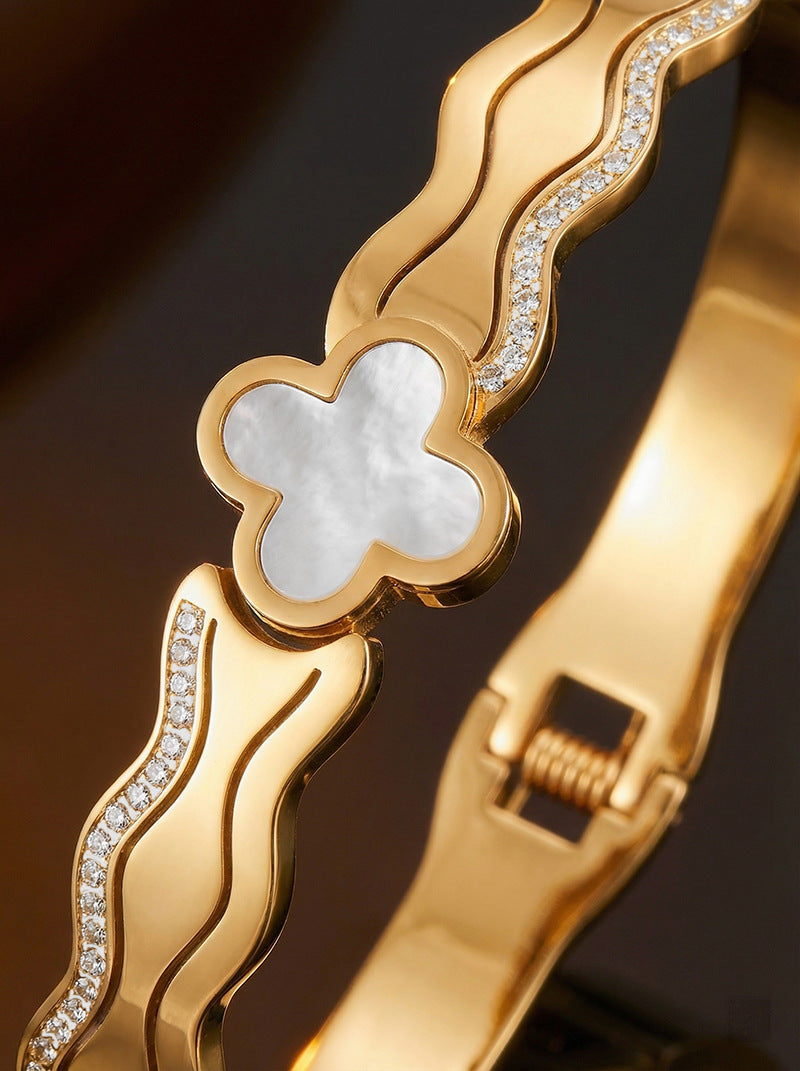 SUPÊR VÃLUE CHOICE HCSEX00015 Diamond-Set Shell Four-Leaf Clover Bracelet