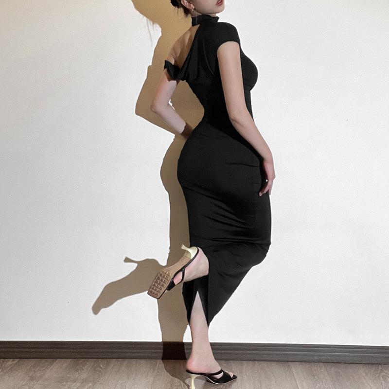 Stylish and elegant long dress with a solid color diagonal collar and off-the-shoulder slimming