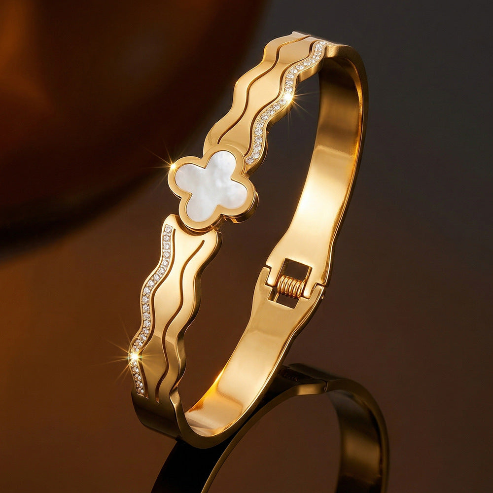 SUPÊR VÃLUE CHOICE HCSEX00015 Diamond-Set Shell Four-Leaf Clover Bracelet