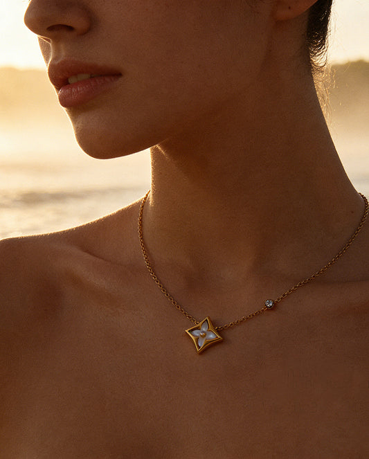 SUPERVALUECHOICE HCSEVA00008 White Shell Four-Leaf Clover Necklace