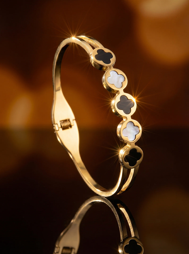 SUPÊR VÃLUE CHOICE HCSEX00030 Black and White Shell Four-Leaf Clover Bracelet