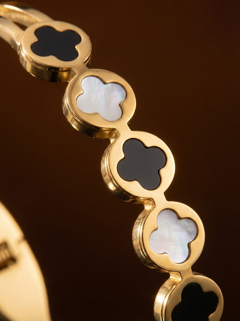 SUPÊR VÃLUE CHOICE HCSEX00030 Black and White Shell Four-Leaf Clover Bracelet