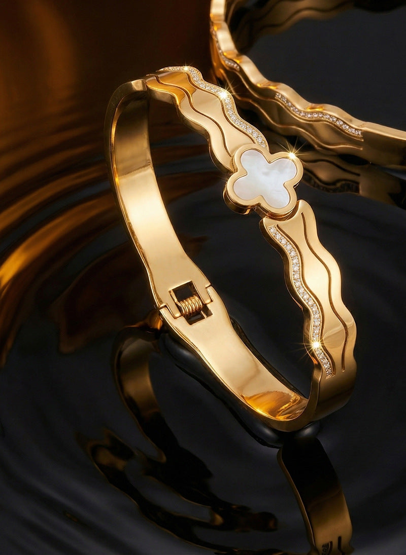 SUPÊR VÃLUE CHOICE HCSEX00015 Diamond-Set Shell Four-Leaf Clover Bracelet