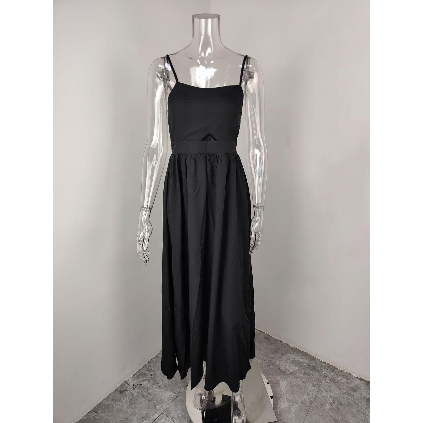 Elegant and fashionable solid-color strappy sleeveless dress