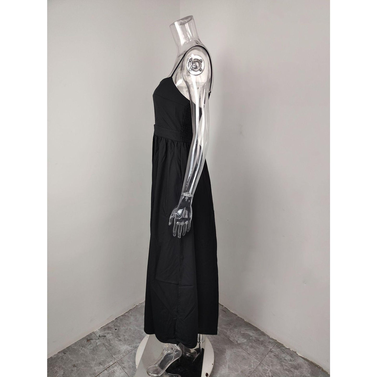 Elegant and fashionable solid-color strappy sleeveless dress